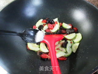 黑木耳香肠炒黄瓜步骤8