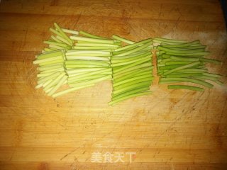 蒜苔香菇炒鸡蛋步骤1