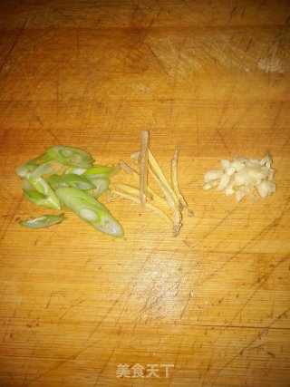 蒜苔香菇炒鸡蛋步骤5