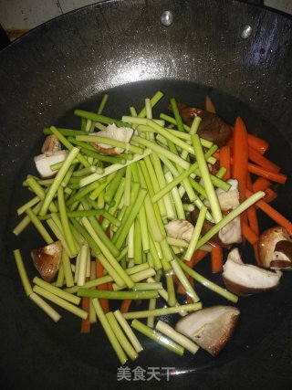 蒜苔香菇炒鸡蛋步骤6