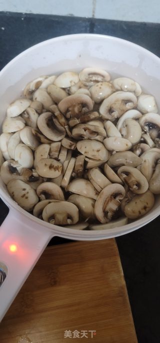 猪肉炒白磨菇步骤3