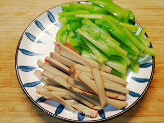 3分钟家常快手菜～青椒炒豆干丝步骤4
