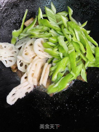 莲藕青椒炒五花肉步骤7