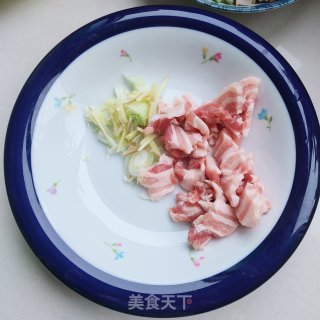 五花肉豆芽炖粉条步骤1