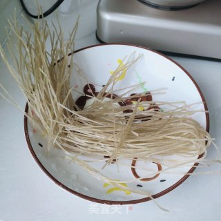 五花肉豆芽炖粉条步骤3