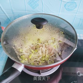 五花肉豆芽炖粉条步骤8