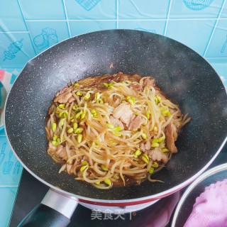 五花肉豆芽炖粉条步骤10