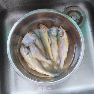 椒盐黄花鱼步骤1