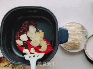 酸菜肥牛粉丝煲步骤3