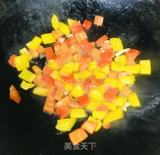 滑蛋虾仁炒彩椒步骤3
