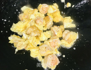 滑蛋虾仁炒彩椒步骤7