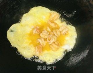 滑蛋虾仁炒彩椒步骤6