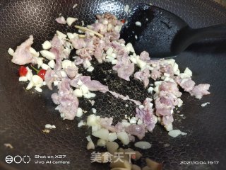 鸡蛋白菜梗炒肉片步骤3