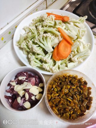 酸豆角花菜炒肉步骤1