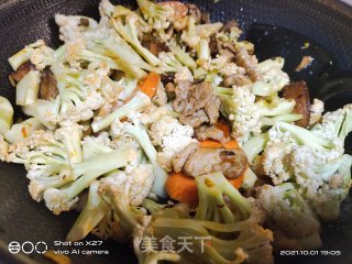 酸豆角花菜炒肉步骤4
