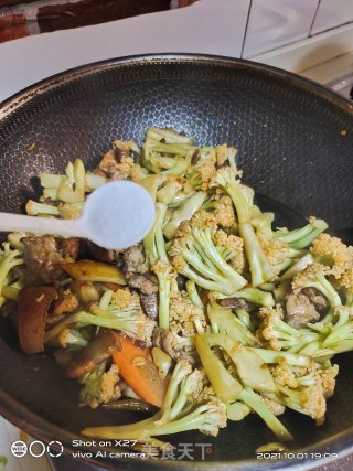 酸豆角花菜炒肉步骤6