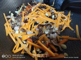 胡萝卜白菜梗炒肉片步骤3