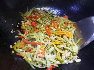 尖椒炒眉豆步骤5
