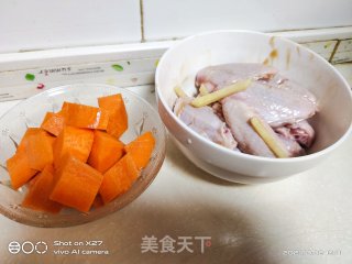 胡萝卜烧鸡中翅步骤1