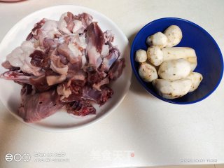 芋头莲藕炖鸭子步骤1