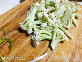 鸭肉煸炒花菜步骤4