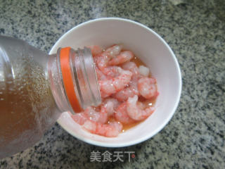 虾仁芹菜炒莲藕步骤2