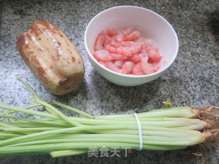 虾仁芹菜炒莲藕步骤1
