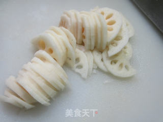 虾仁芹菜炒莲藕步骤5