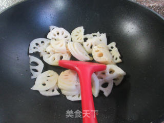 虾仁芹菜炒莲藕步骤7