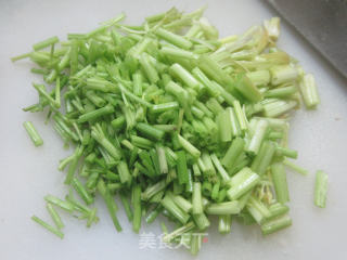 虾仁芹菜炒莲藕步骤6