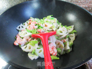 虾仁芹菜炒莲藕步骤9