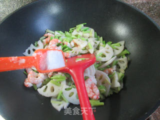 虾仁芹菜炒莲藕步骤10