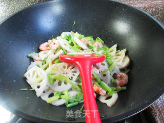 虾仁芹菜炒莲藕步骤12