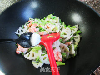 虾仁芹菜炒莲藕步骤11