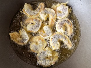 孜然麻辣虾球步骤5