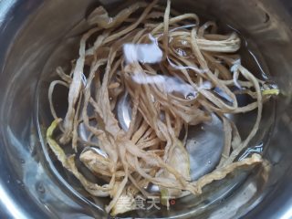 萝卜皮炒腊肉步骤1