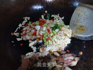 萝卜皮炒腊肉步骤6