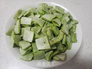 眉豆炖粉条步骤1