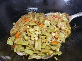眉豆炖粉条步骤4