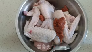 电饭锅焖鸡翅步骤1