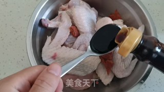 电饭锅焖鸡翅步骤2