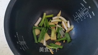电饭锅焖鸡翅步骤5