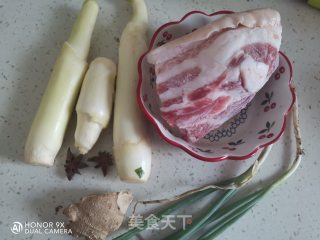 茭白红烧肉步骤1