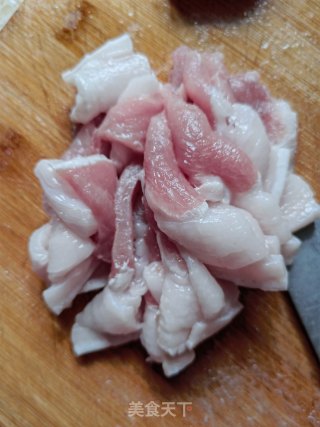 五花肉炒青椒步骤2