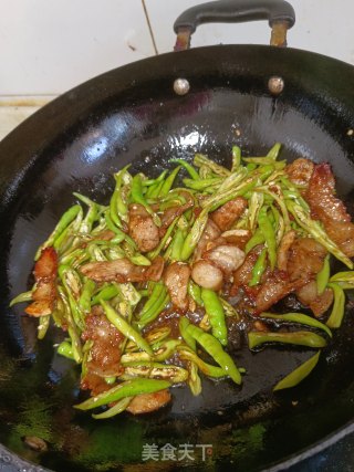 五花肉炒青椒步骤5