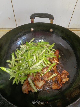 五花肉炒青椒步骤4