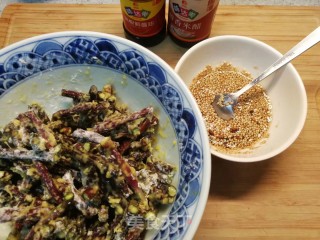 长豆角这样做鲜香软糯非常好吃～粉蒸长豆角步骤6
