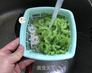 苦瓜炒藕片步骤8