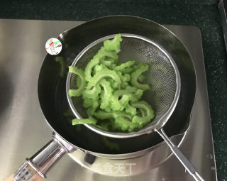 苦瓜炒藕片步骤7