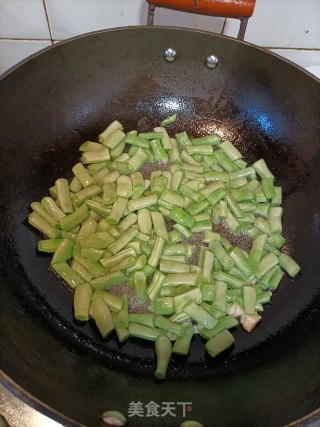 梅干菜炒豆角步骤7